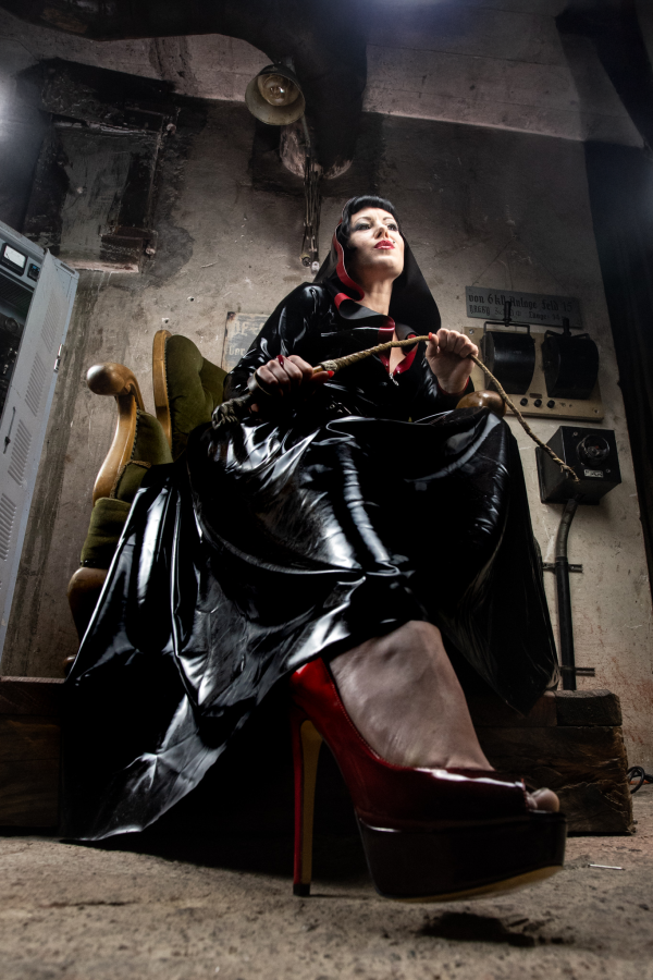 Domina latex thron peitsche 2018