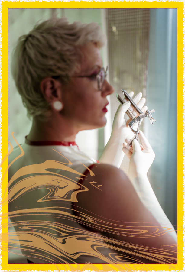 Patient im Behandlungsstuhl beobachtet Schwester Sonja beim vorbereiten der nächsten Behandlung.